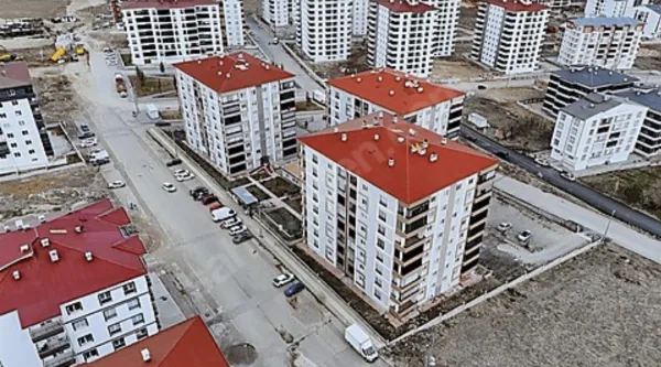 EMLAX'TAN KILAVUZ'DA SATILIK CADDE ÜZERİ 3+1 DAİRE