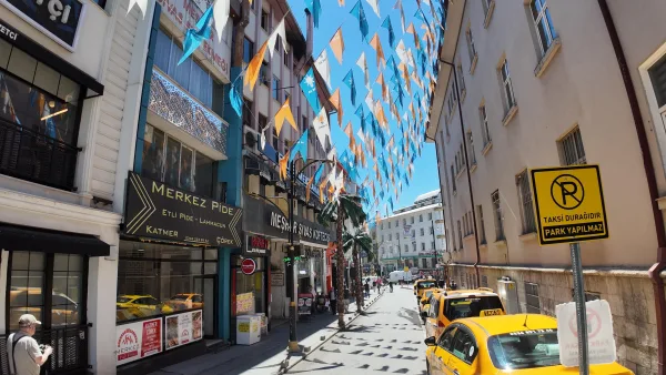EMLAX’TAN MERKEZİ LOKASYONDA DEVREN KİRALIK KOMPLE BİNA