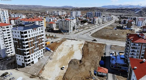 EMLAX'TAN SEYRANTEPE'DE CADDE ÜZERİ SATILIK DÜKKAN