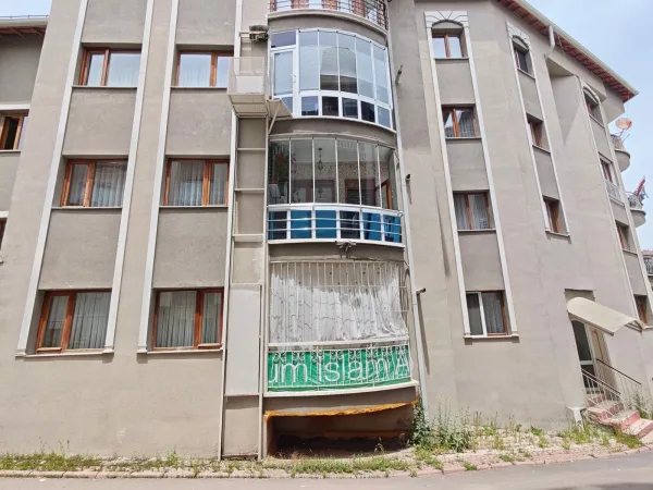 EMLAX'TAN ŞEHİR MERKEZİNDE SATILIK 3+1 ARA KAT DAİRE fotoğraf 2
