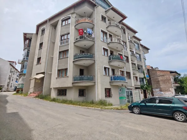 EMLAX'TAN ŞEHİR MERKEZİNDE SATILIK 3+1 ARA KAT DAİRE fotoğraf 1